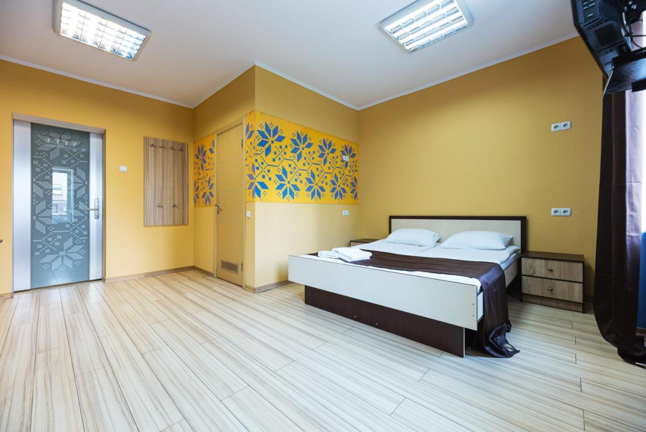 Guest House "Golden Gate 911 " Киев Екстериор снимка