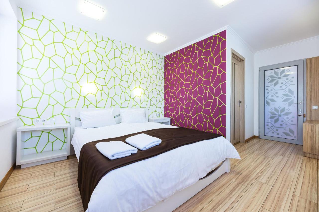 Guest House "Golden Gate 911 " Киев Екстериор снимка