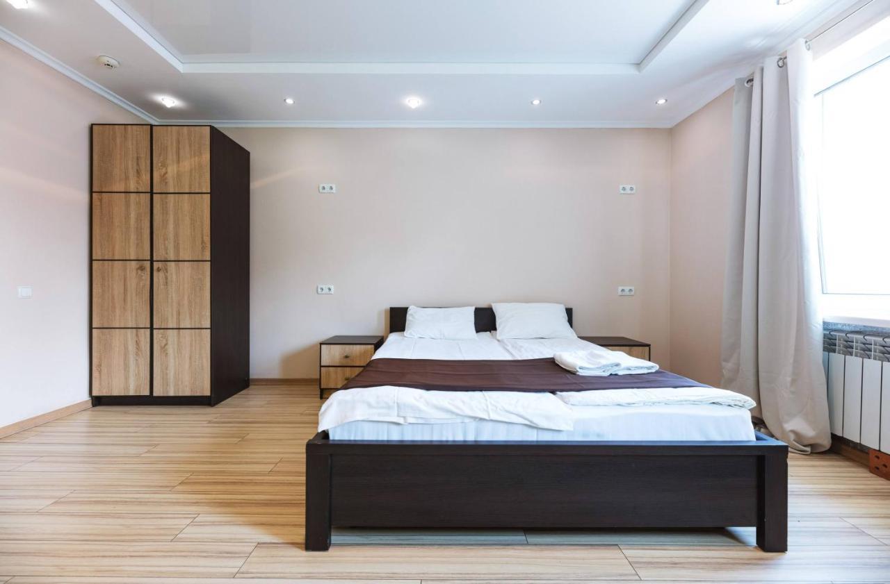 Guest House "Golden Gate 911 " Киев Екстериор снимка