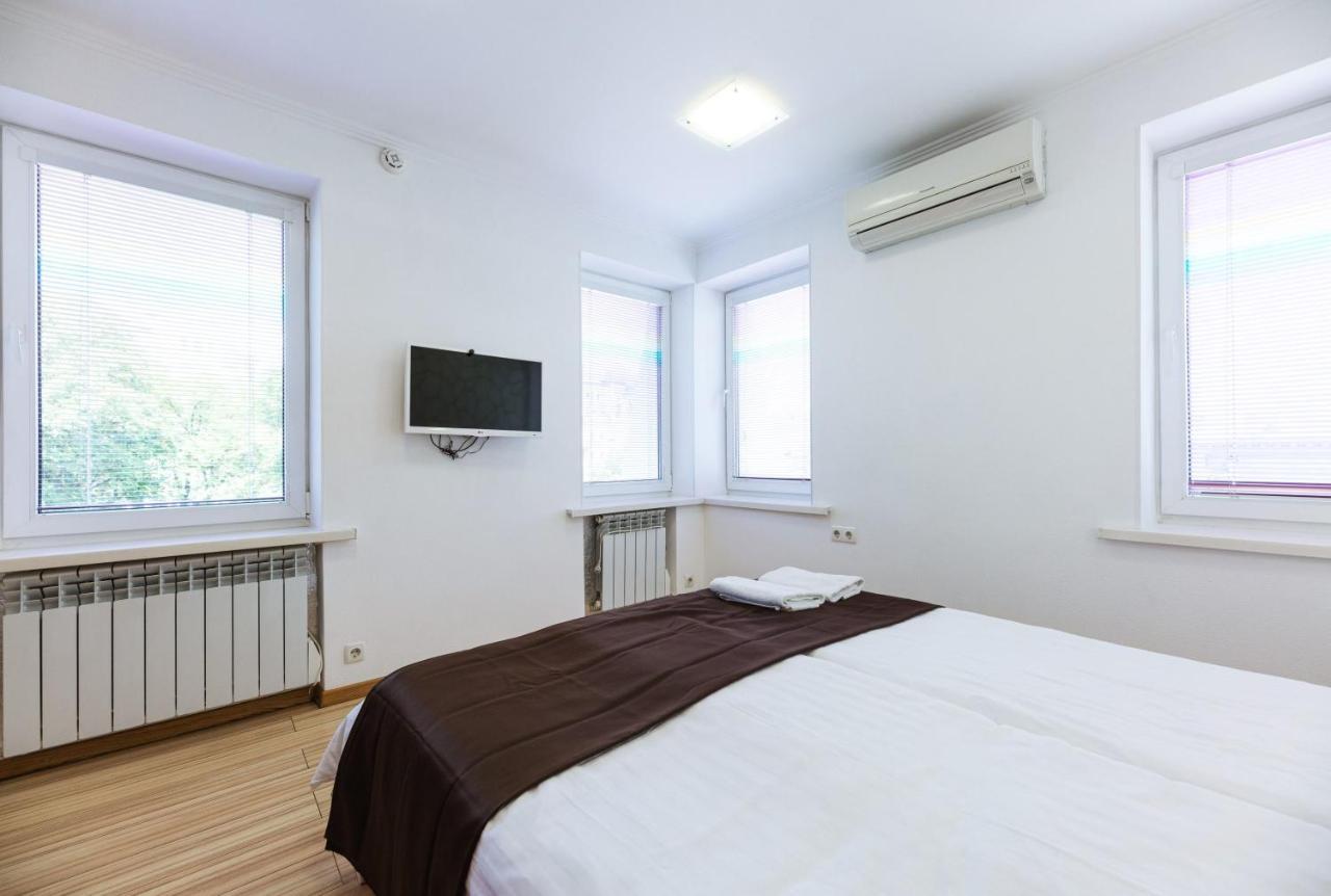 Guest House "Golden Gate 911 " Киев Екстериор снимка