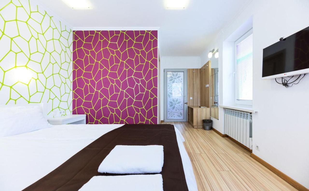 Guest House "Golden Gate 911 " Киев Екстериор снимка