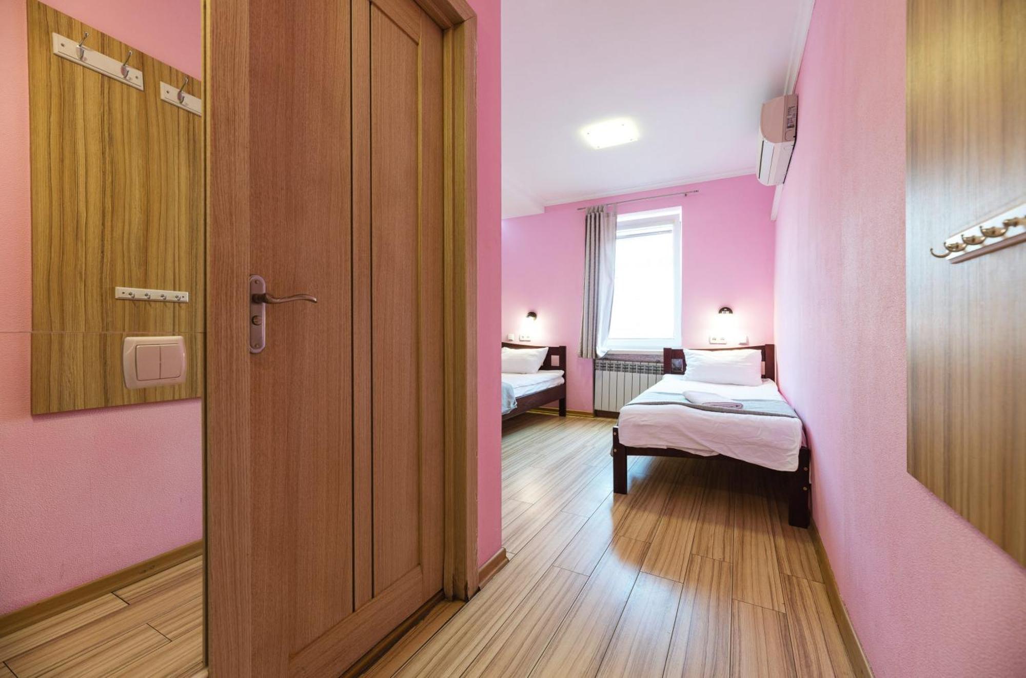 Guest House "Golden Gate 911 " Киев Екстериор снимка