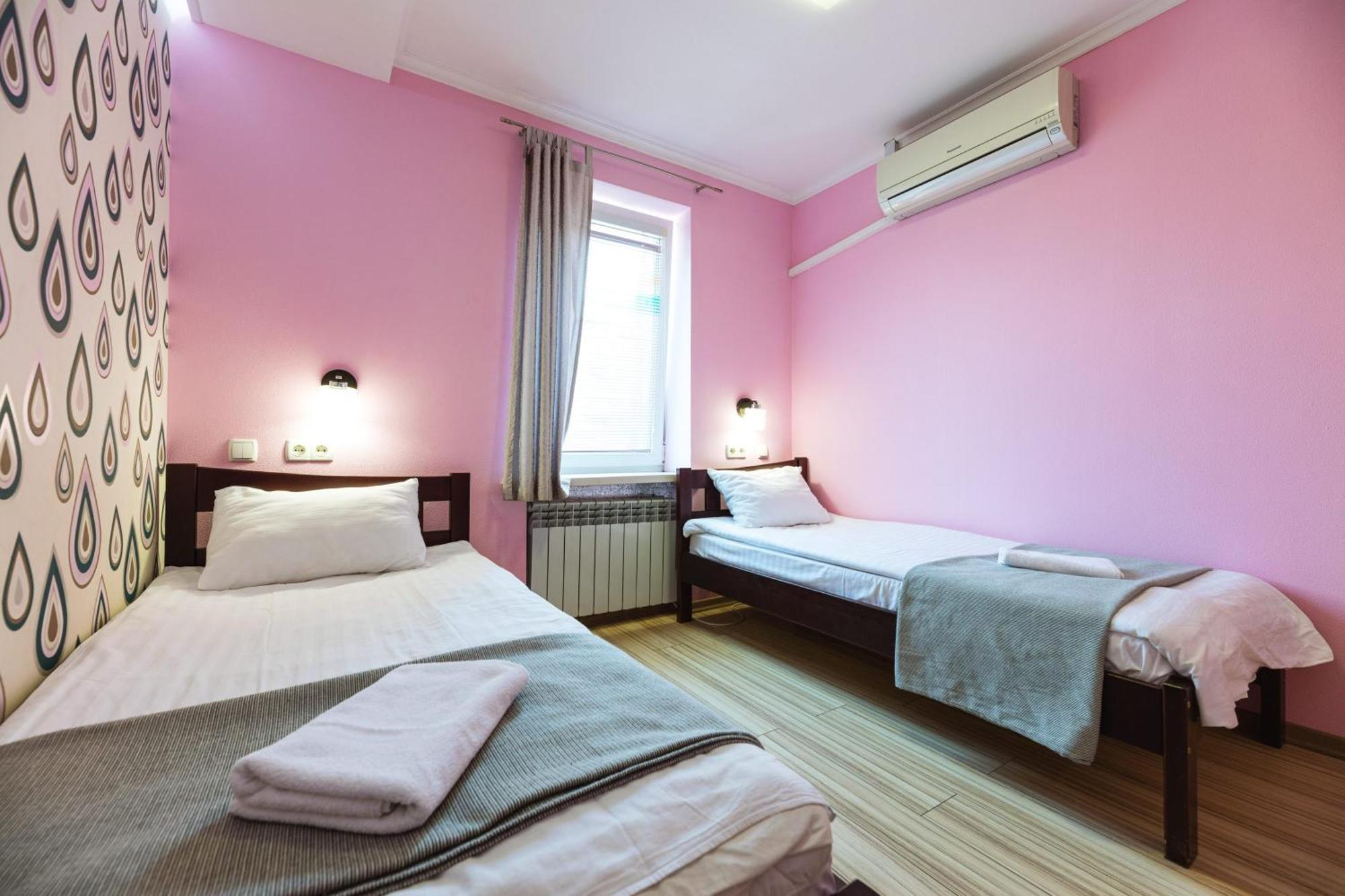 Guest House "Golden Gate 911 " Киев Екстериор снимка
