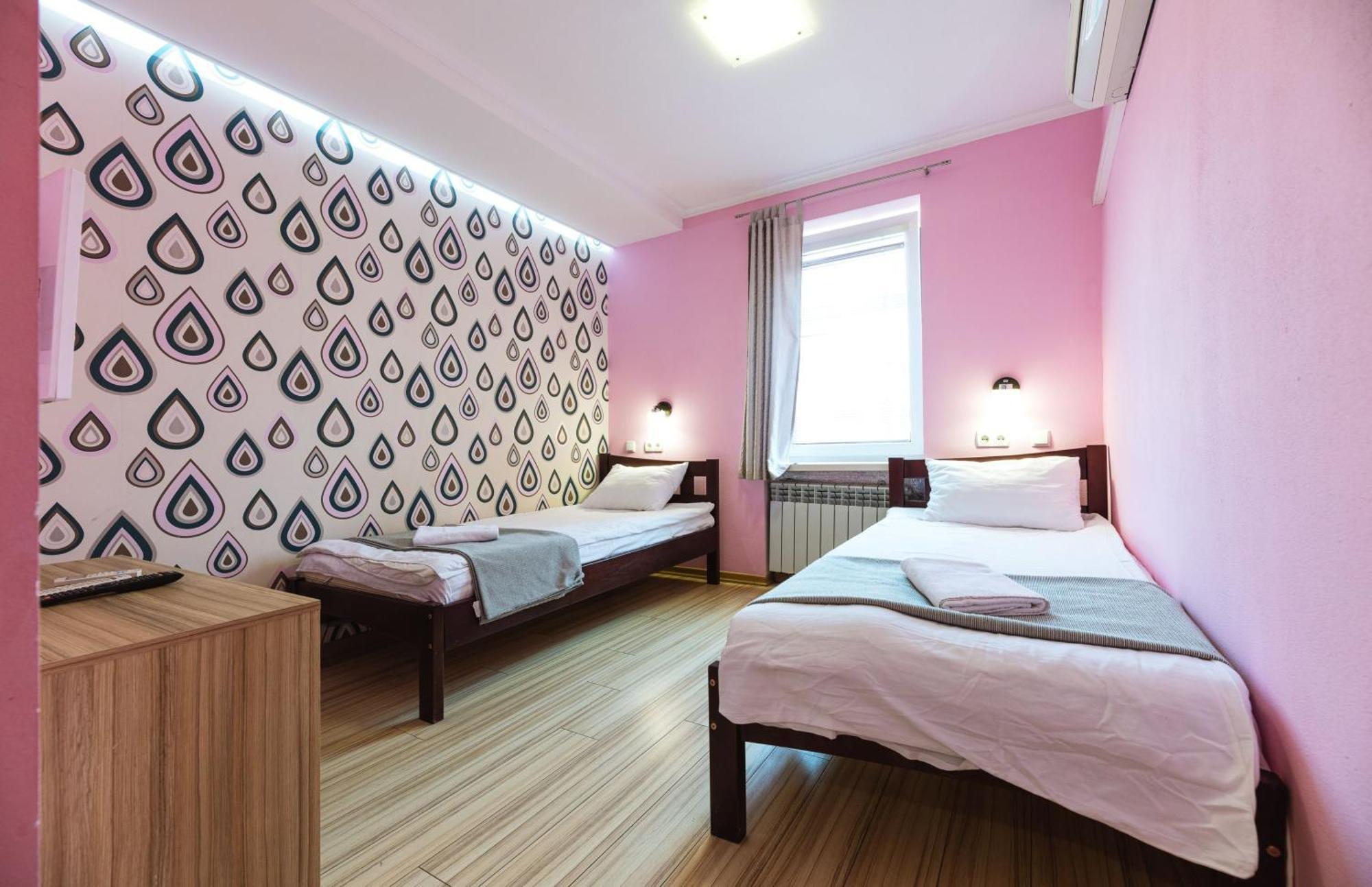 Guest House "Golden Gate 911 " Киев Екстериор снимка