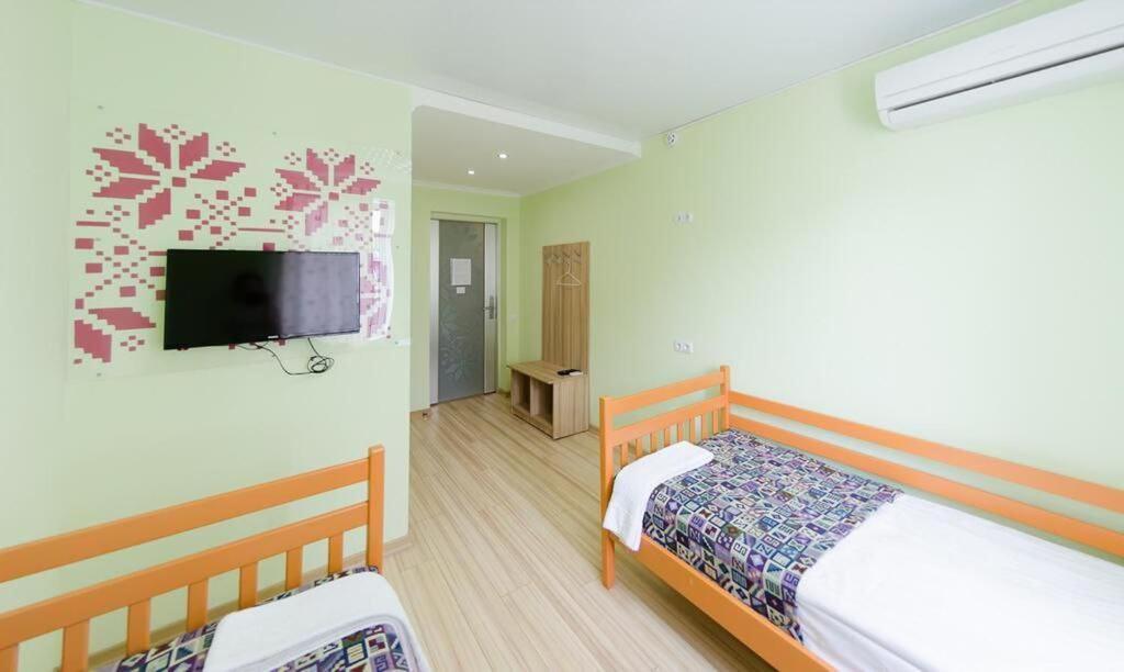 Guest House "Golden Gate 911 " Киев Екстериор снимка